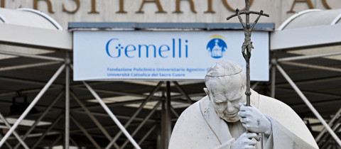 El papa Francisco continúa en estado 'crítico', pero 'estable'