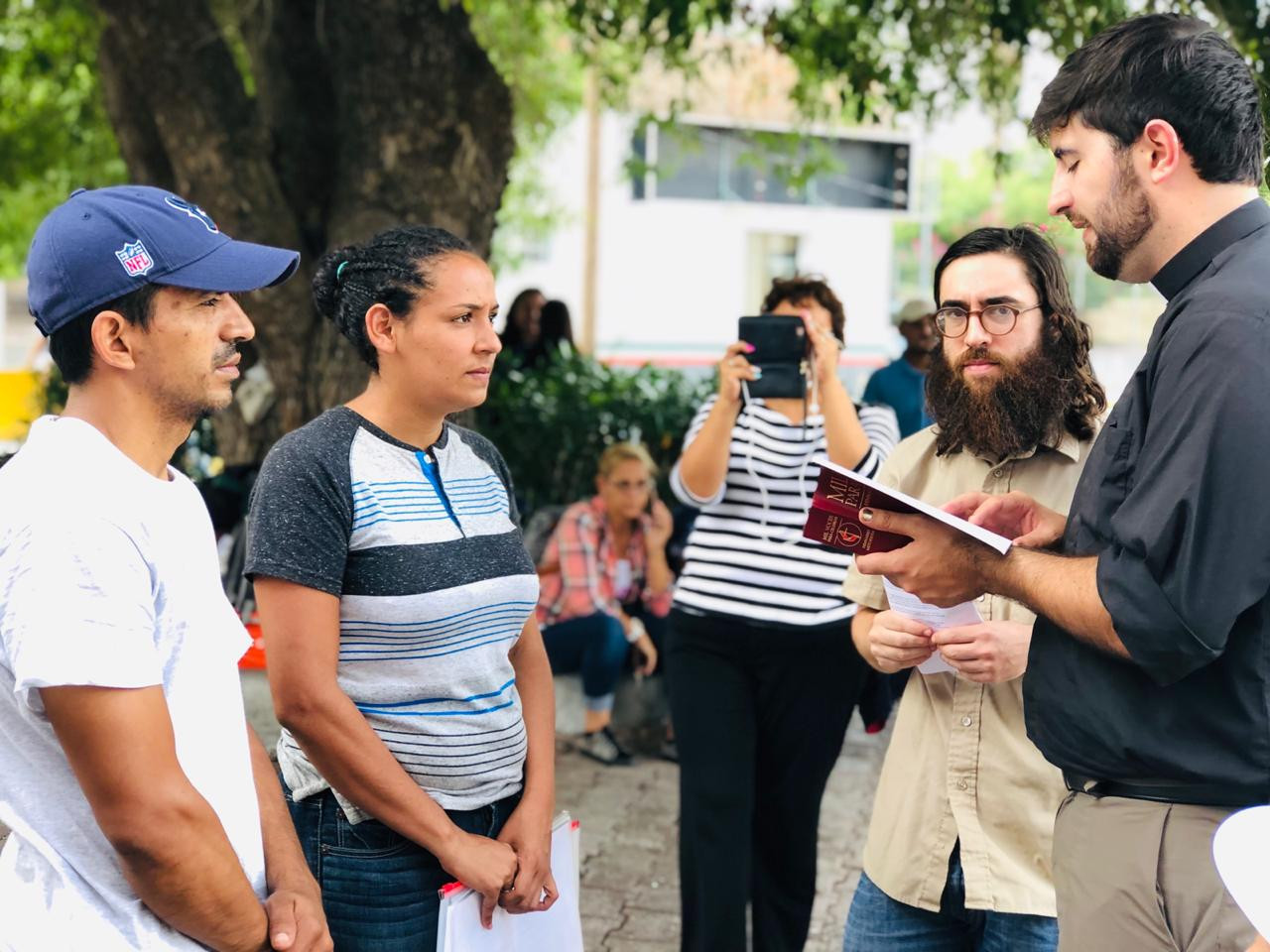 Líder metodista casa y bautiza a migrantes 