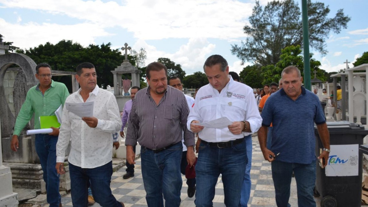 Realizan acciones de limpieza en los Panteones Municipales