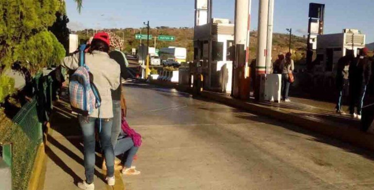 Toman caseta de Huitzo normalistas de Ayotzinapa y Oaxaca