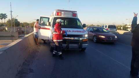 Vuelca camioneta en puente Roberto Guerra