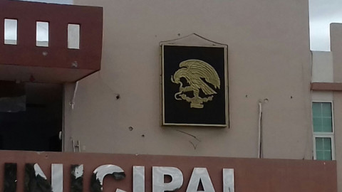 Camioneta se impacta en presidencia municipal de Rio Bravo