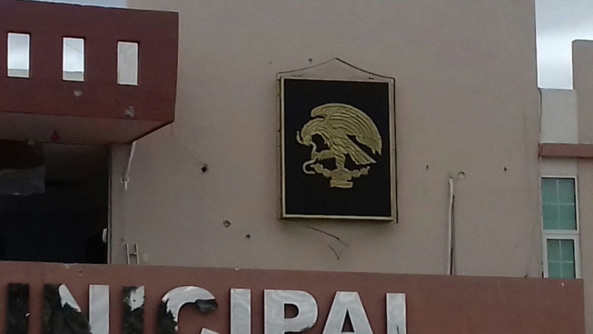 Camioneta se impacta en presidencia municipal de Rio Bravo