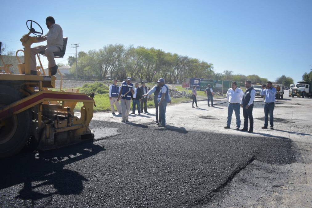 Supervisa Presidente Municipal trabajos de bacheo