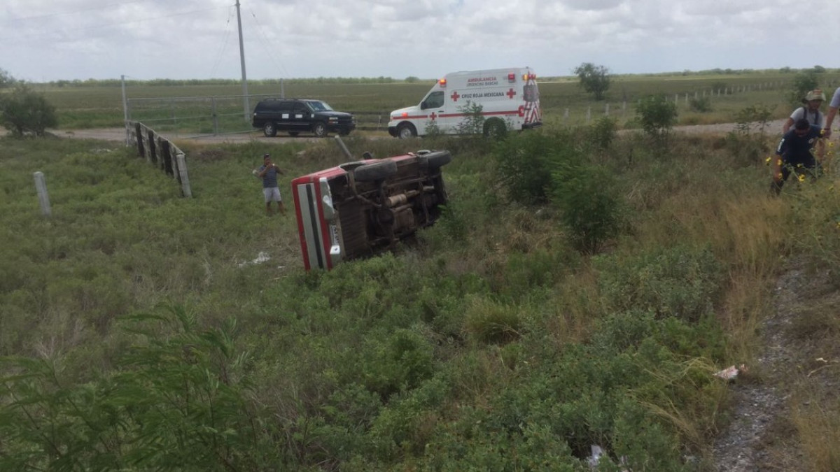 Dormita al volante y queda prensado en la carretera al Mezquital