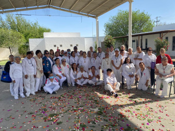 Casa Club del Adulto Mayor celebra llegada de la primavera con práctica de yoga