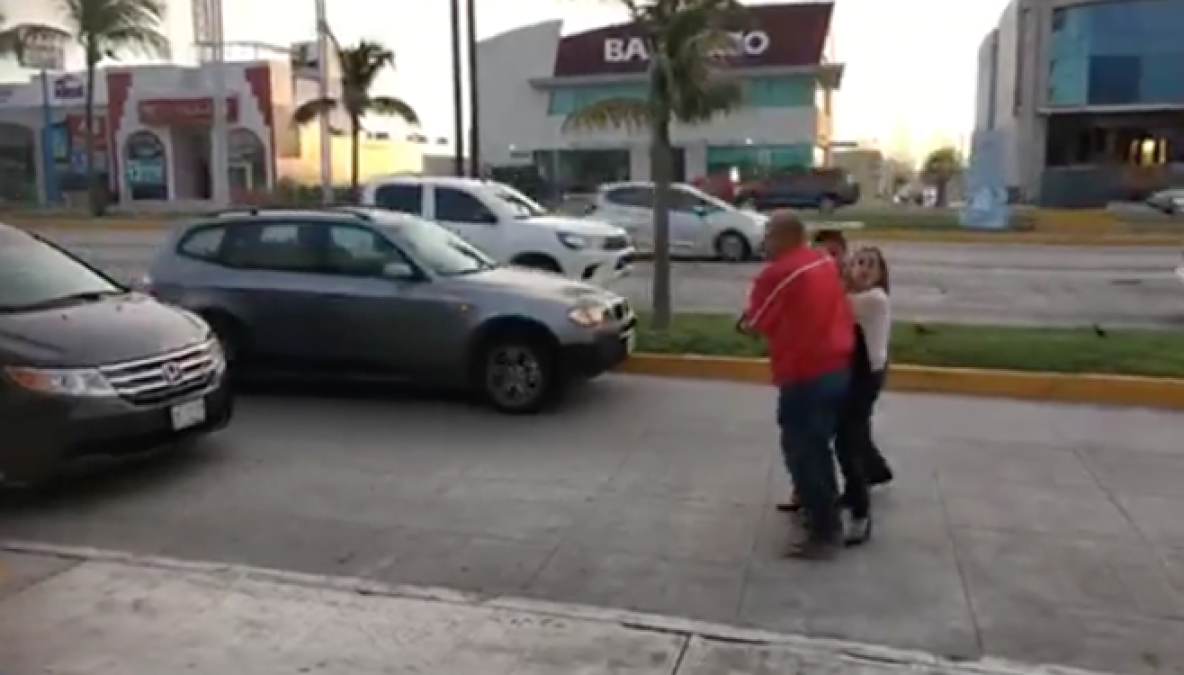 Cesan a dos policías por detener erróneamente a mujer