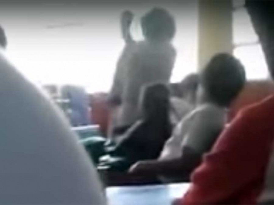 Maestra golpea a alumno, padres la defienden