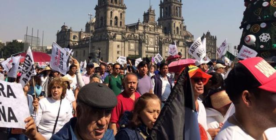 Levantan la voz en Reforma y el Zócalo contra el gasolinazo