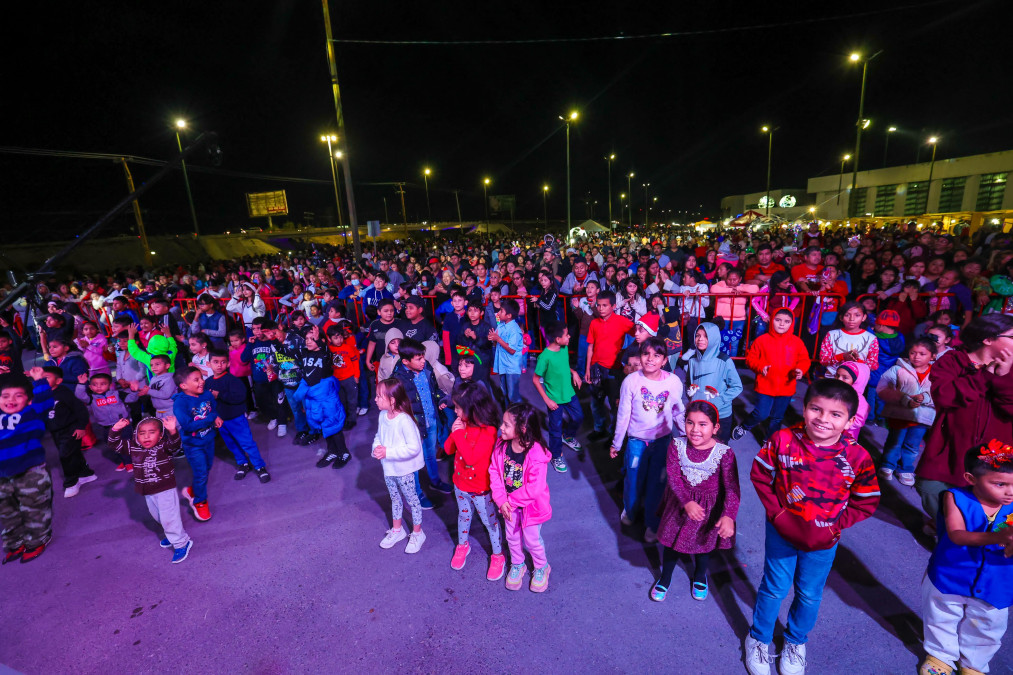 Disfrutaron mas de 76 Mil personas impresionante Desfile Navideño de mas de 250 carros alegóricos 