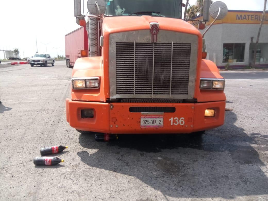 Se queda sin frenos y le roban cajas de Coca-Cola
