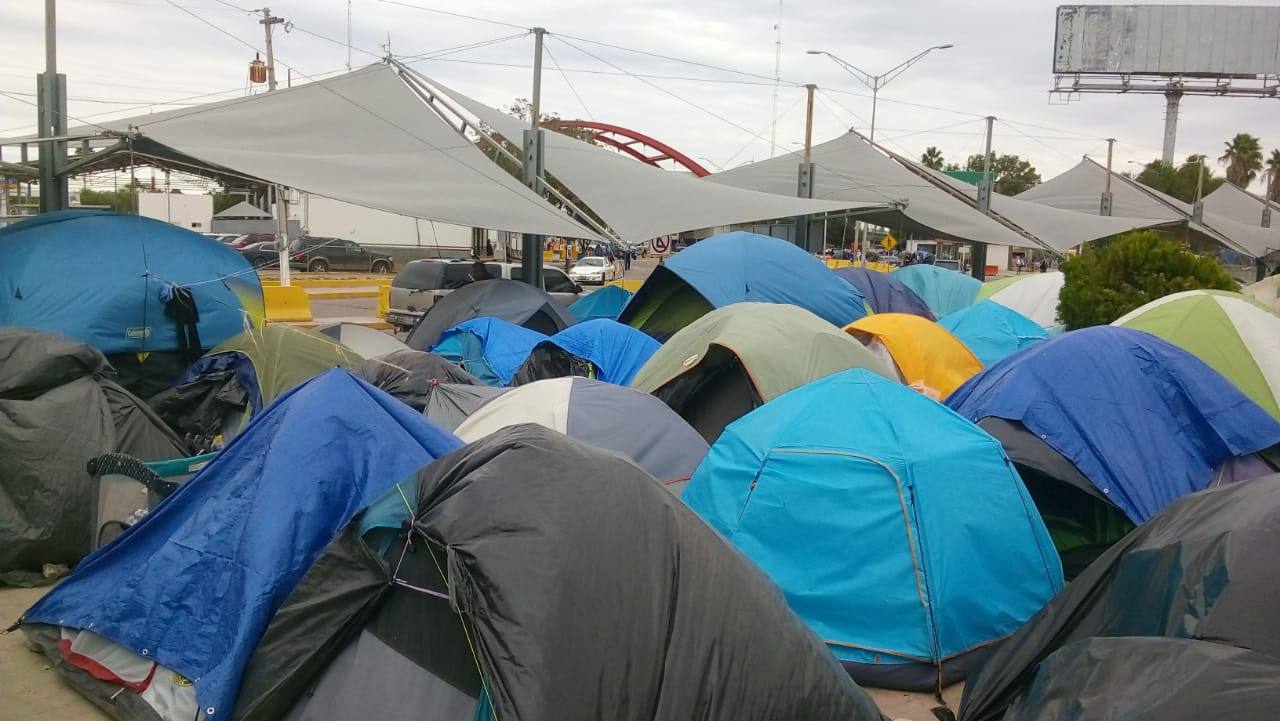 A pesar del frio migrantes quieren quedarse en explanada del Puente Nuevo