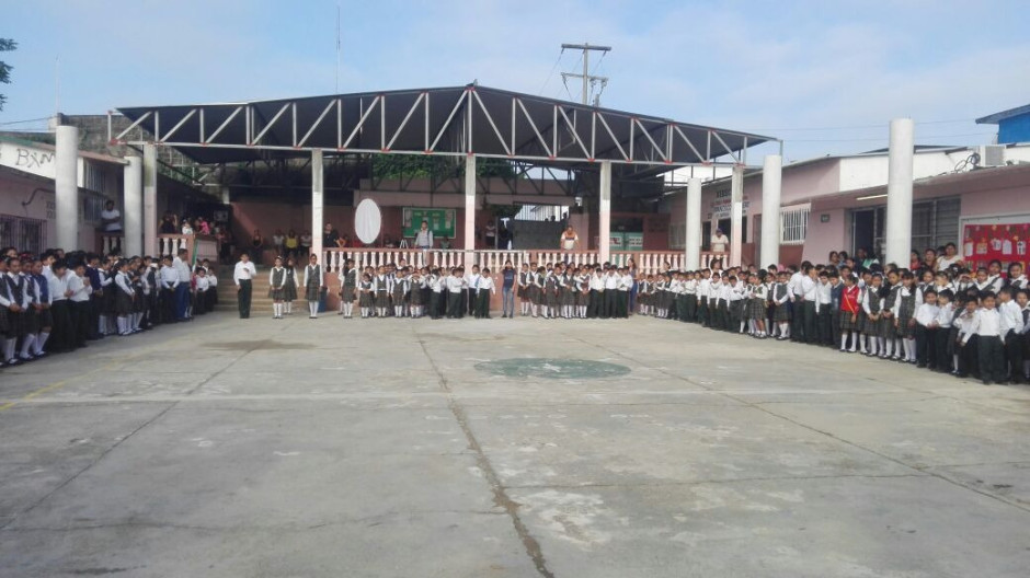 Padres de familia denuncian a maestros por beber alcohol dentro de escuela