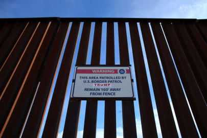 Se reúne secretario de seguridad de EU con gobernador de Arizona por muro fronterizo