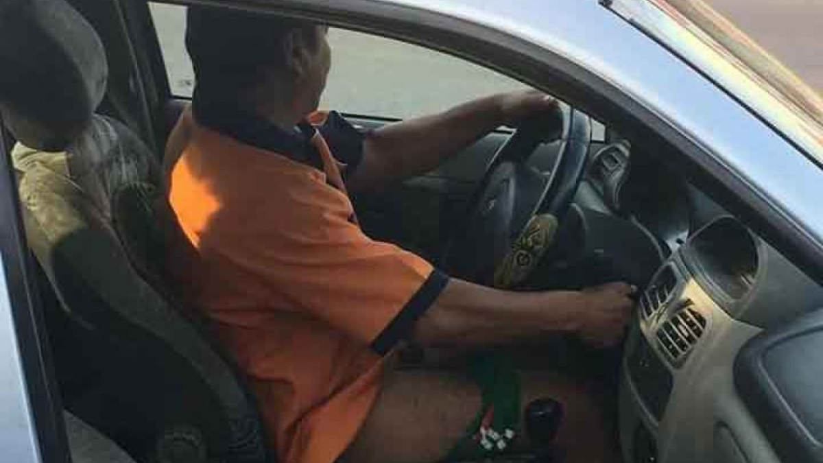 Hombre exhibe sus genitales frente a primaria