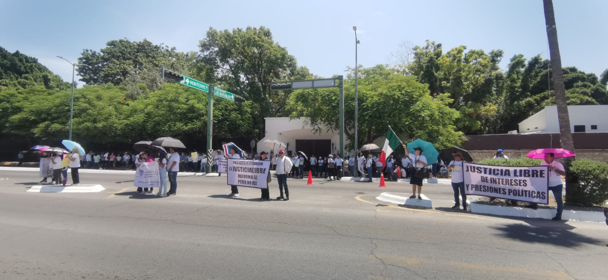 Se manifiestan trabajadores del Poder Judicial frente a Casa de Gobierno