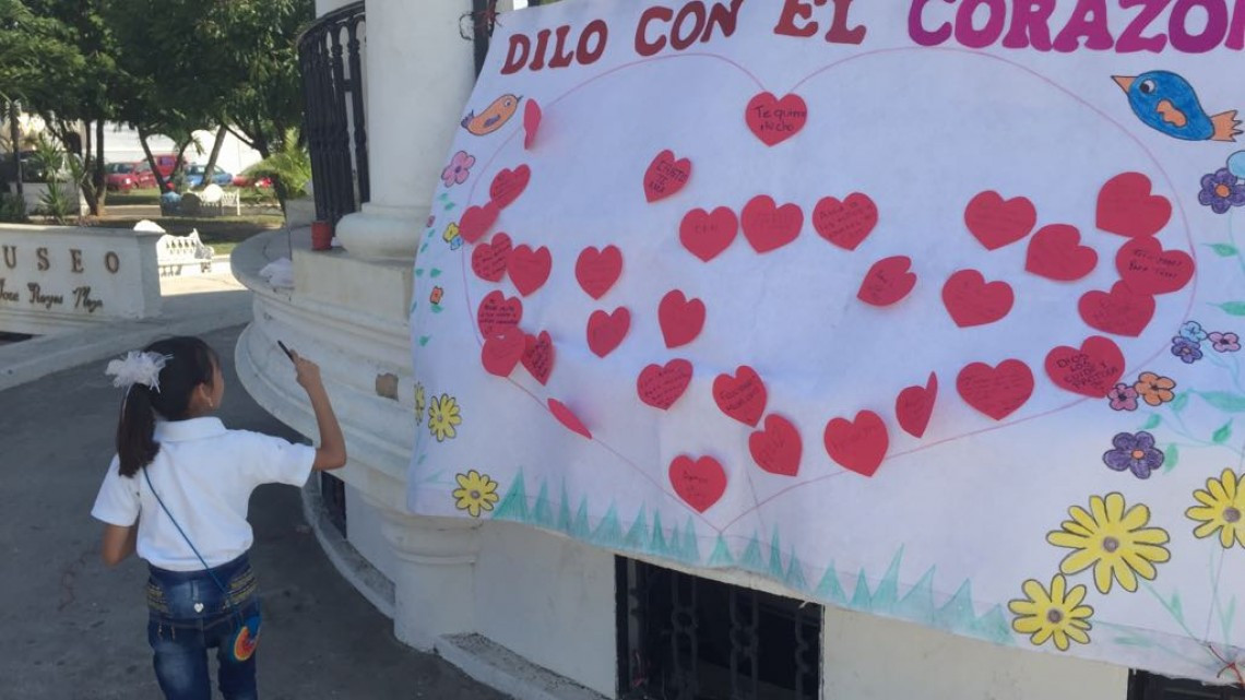 Maestros, padres y alumnos hacen colecta para ampliar salones de clase 