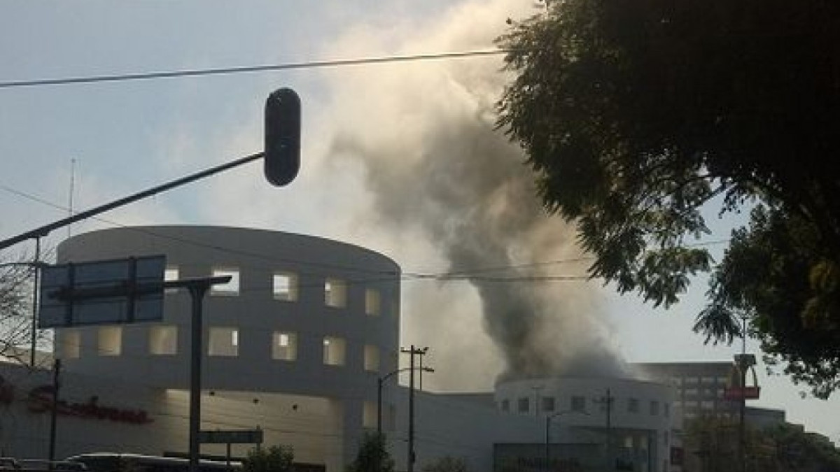 Controlan incendio en Plaza Universidad