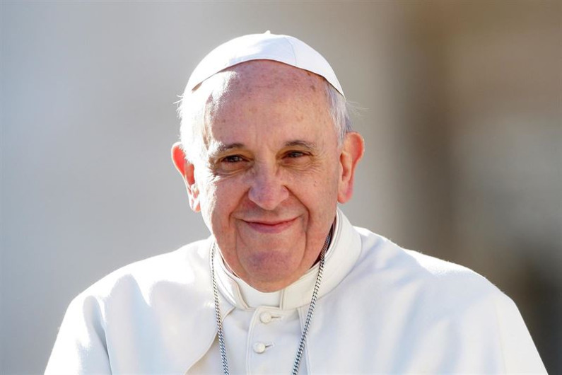 Papa insta a llevar y leer la Biblia como si fuera un teléfono celular