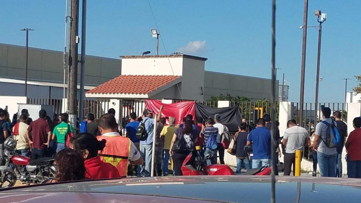 Instalan banderas en fábricas; obreros inician huelga masiva