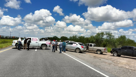 Bloquean agricultores carretera Monterrey-Reynosa