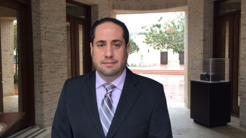 Invaden espacios para personas con discapacidad