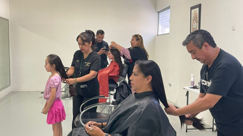 Se solidarizan con niñas con cáncer donando cabello 