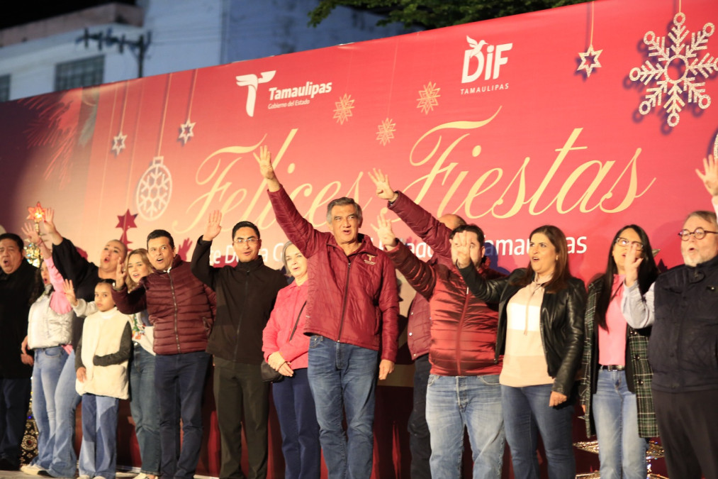 *Américo y María conviven con familias durante desfile navideño