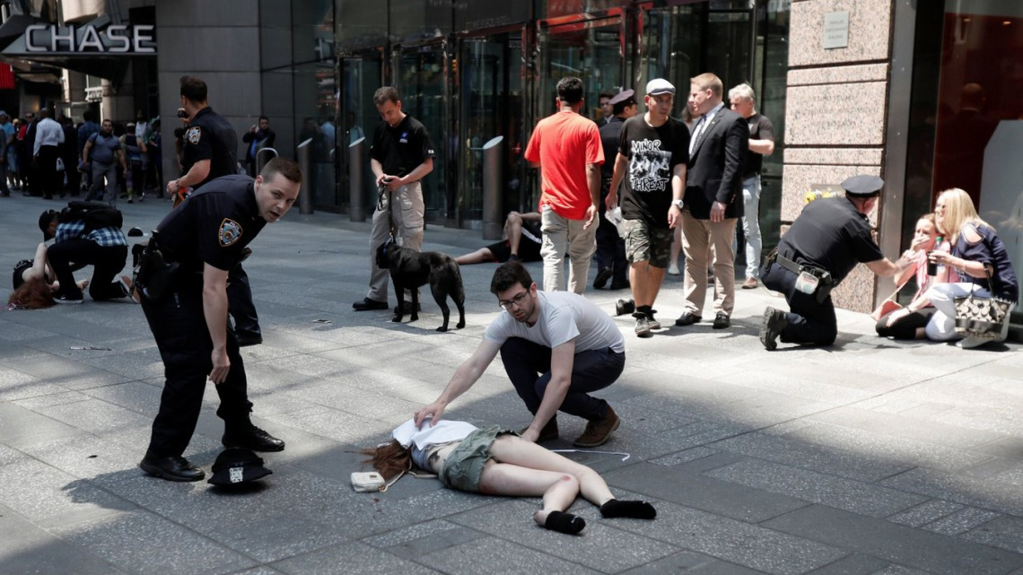 Auto arrolla a 22 personas y mata a una en Times Square