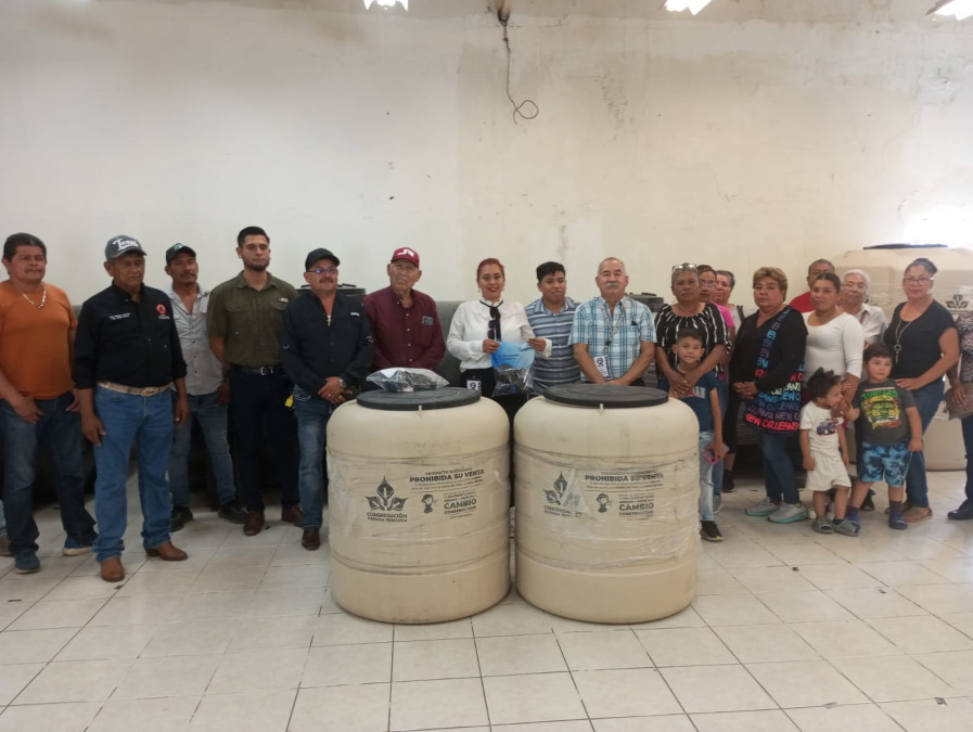 Entregan tinacos subsidiados a familias campesinas para almacenamiento de agua