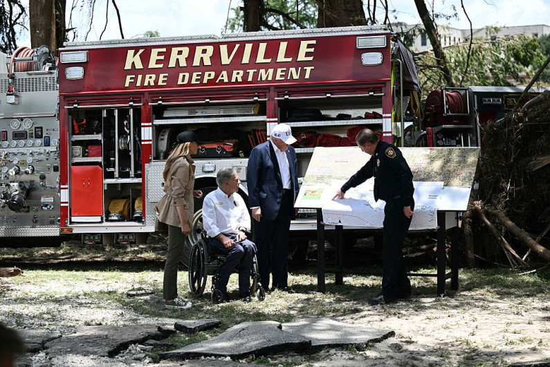 Trump visita Texas tras severas inundaciones 