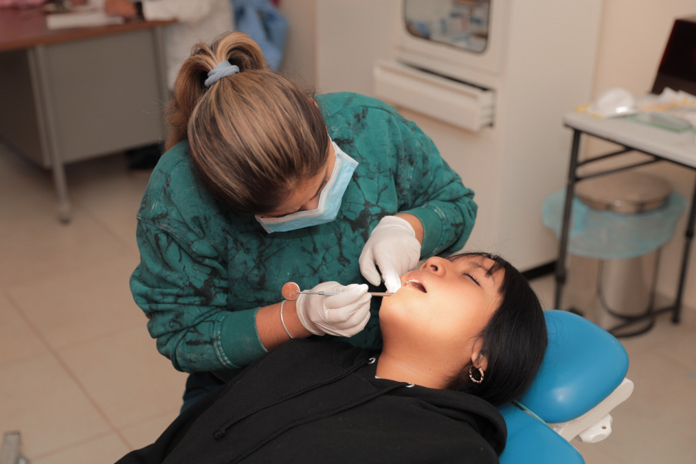 Niñas y niños recibirán atención médica y dental gratuita en clínicas UNE durante abril