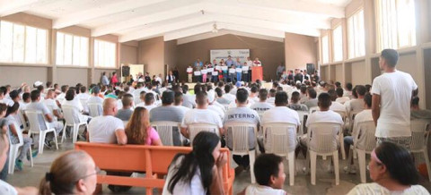 Entregan estímulos educativos a hijos de población del Cedes Reynosa