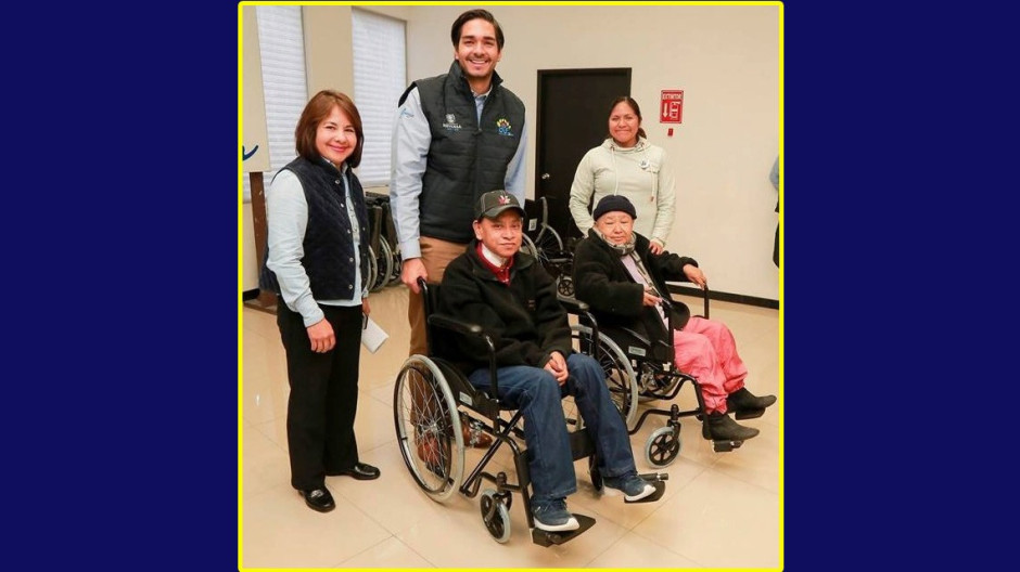 DIF Reynosa  entrega sillas de ruedas 