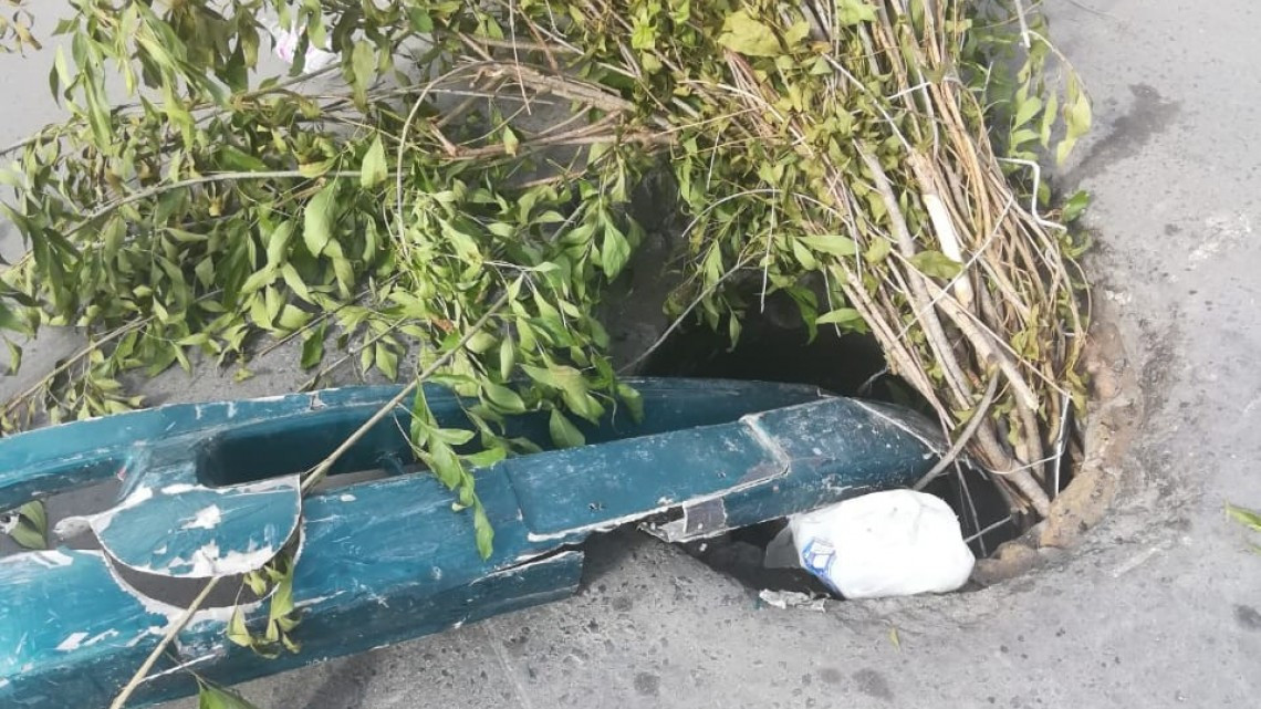 Reposición de tapa de alcantarilla en calle Canales