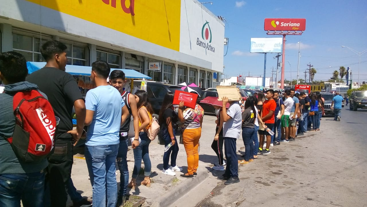 Bajo los rayos del sol y una sensación de 42 centígrados jóvenes esperan por su beca