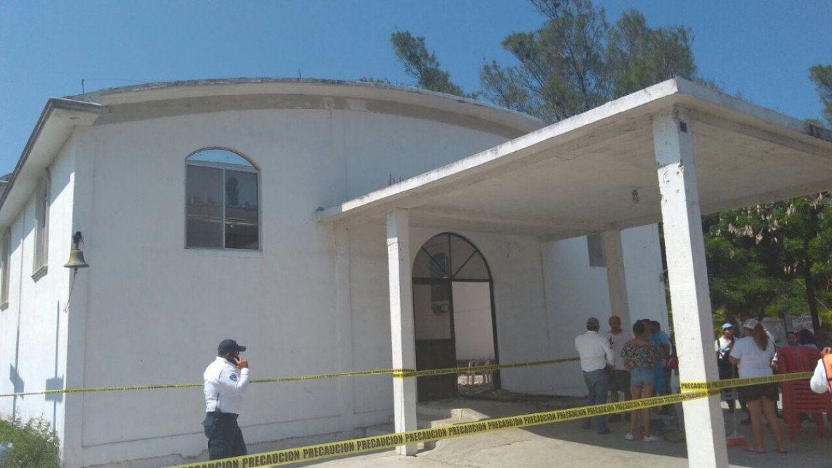 Se cae a pedazos techo de Iglesia en Madero