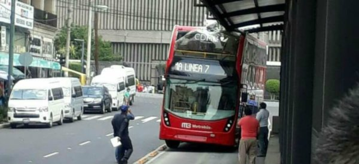 Choca metrobús de doble piso con estación 