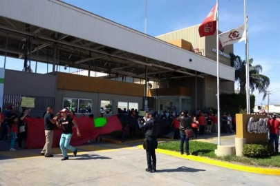 Embotelladora de Coca Cola suspende operaciones en Matamoros por bloqueos