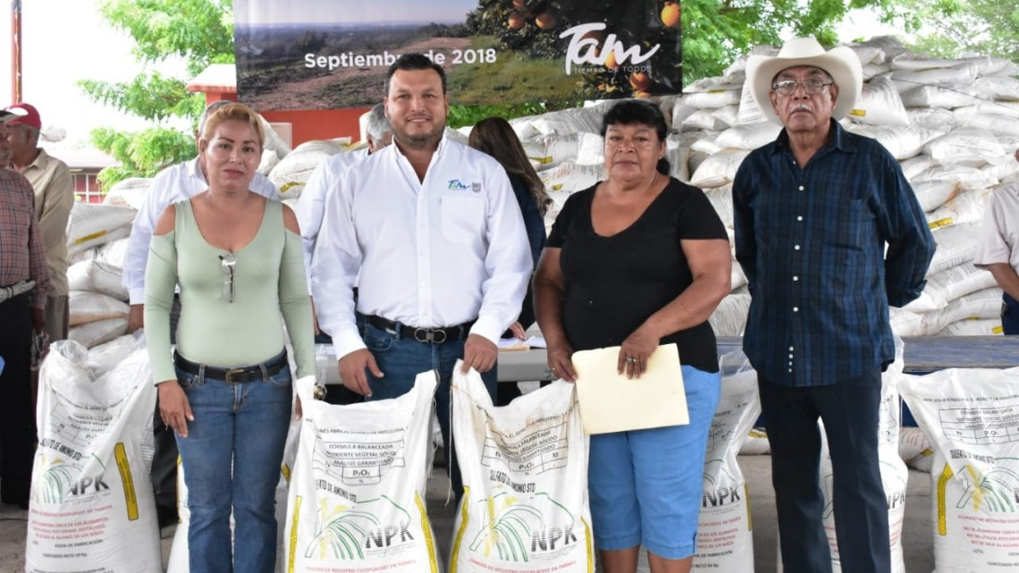Con la entrega de fertilizante, Gobierno del Estado fortalece zona citrícola de Llera