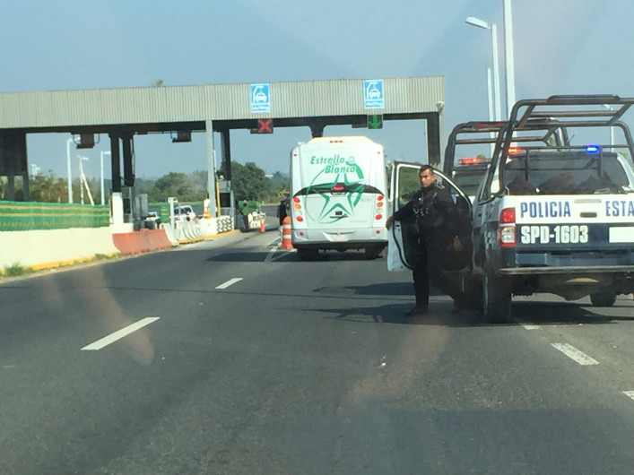 Rumor de toma de casetas genera movilización de policías