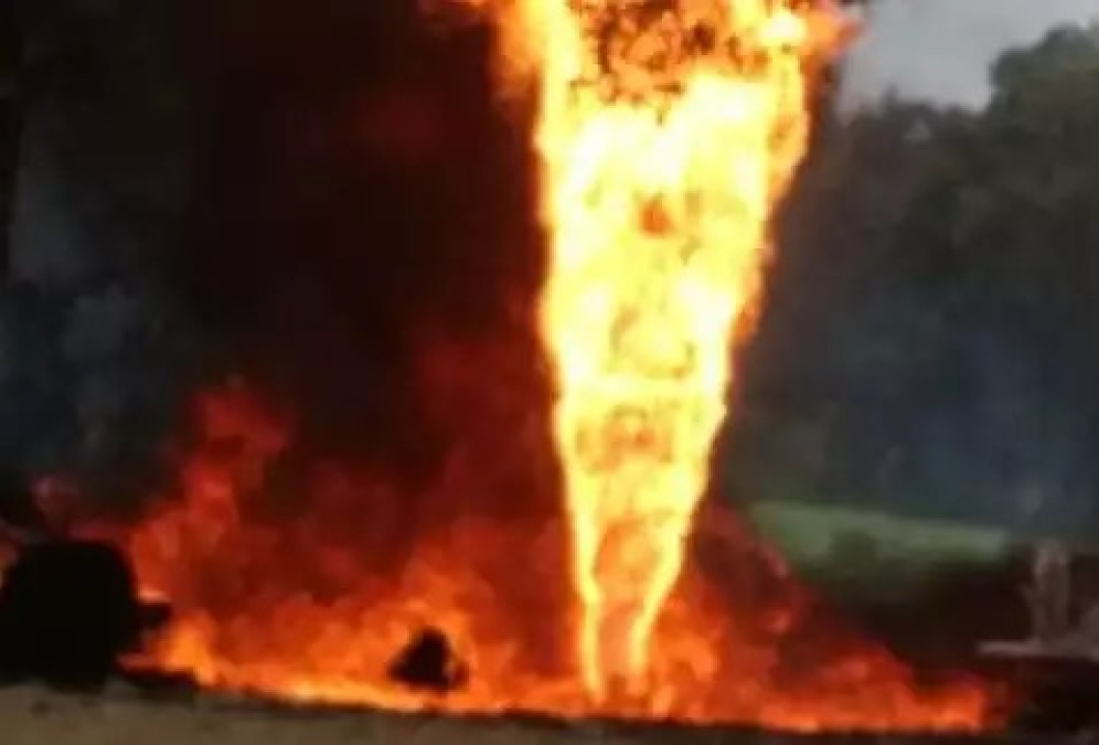 Arde toma clandestina y se prende camioneta