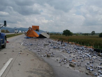 Vuelca tráiler con cervezas, vecinos roban la carga