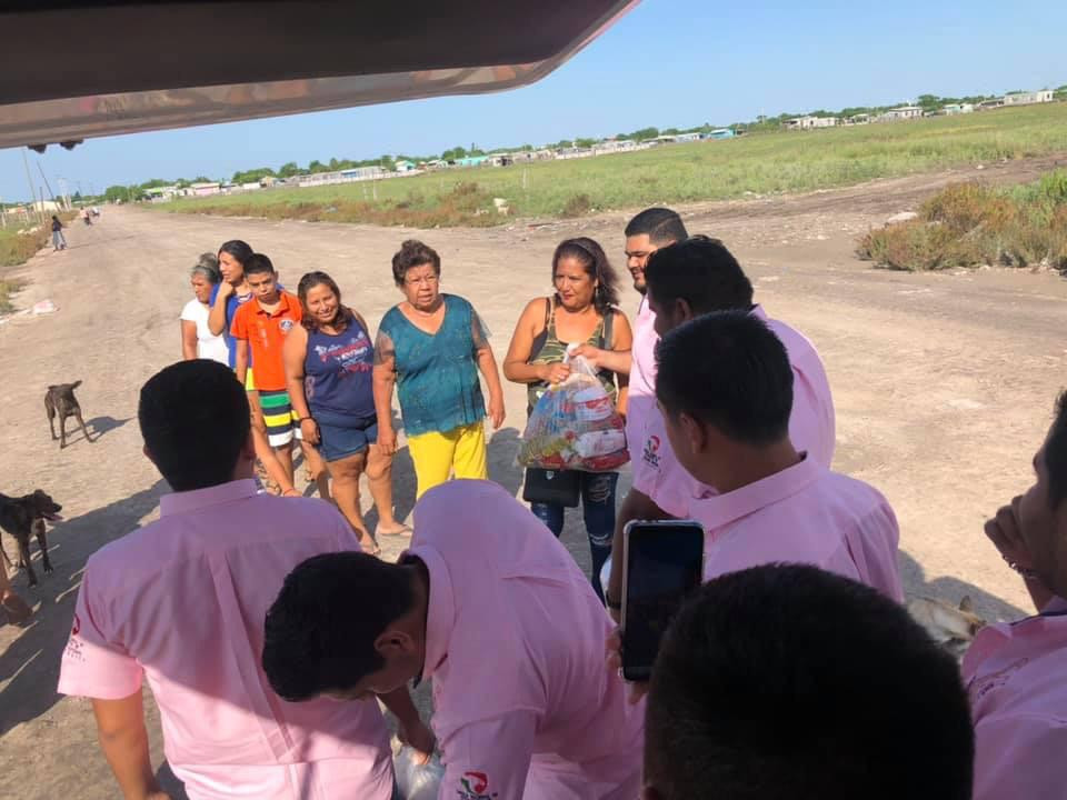 Entregan despensas alumnos del TEC Matamoros