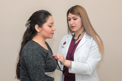 Continúa la campaña de salud para la detección temprana del cáncer de mama en clínicas UNE