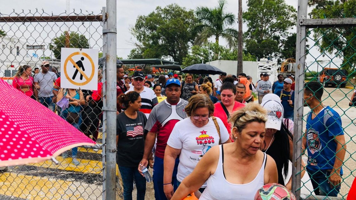 Invita INM a cubanos a desalojar la zona federal del puente nuevo