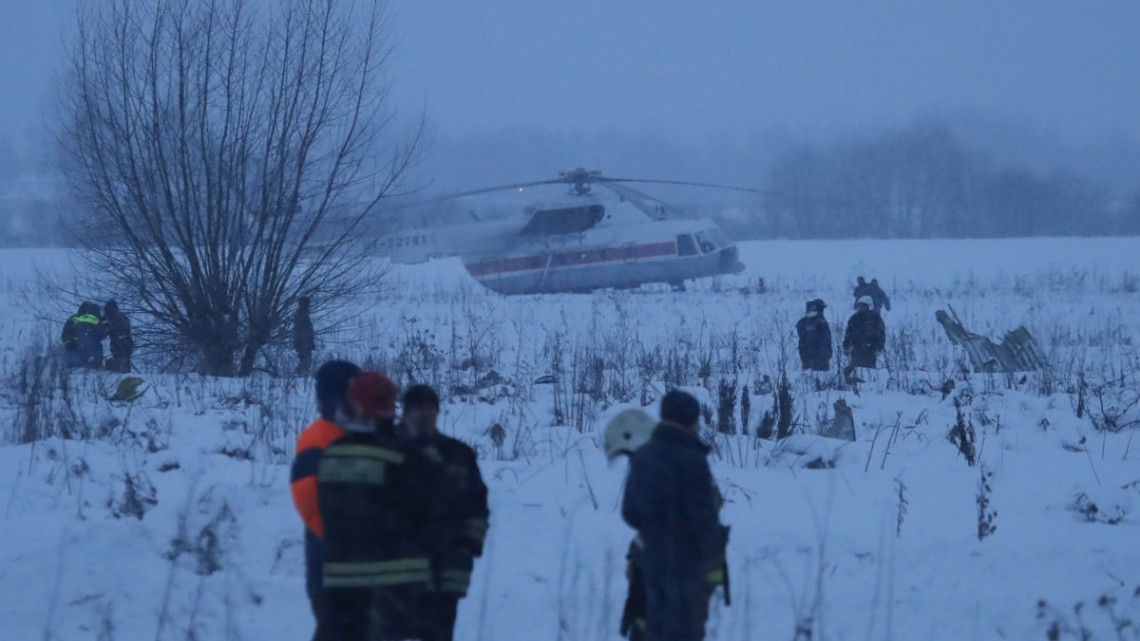 Avión ruso se estrella a las afueras de Moscú