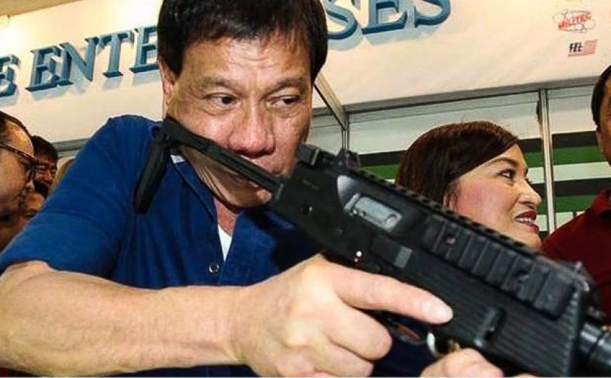 A las mujeres terroristas hay que dispararles en la vagina: Duterte