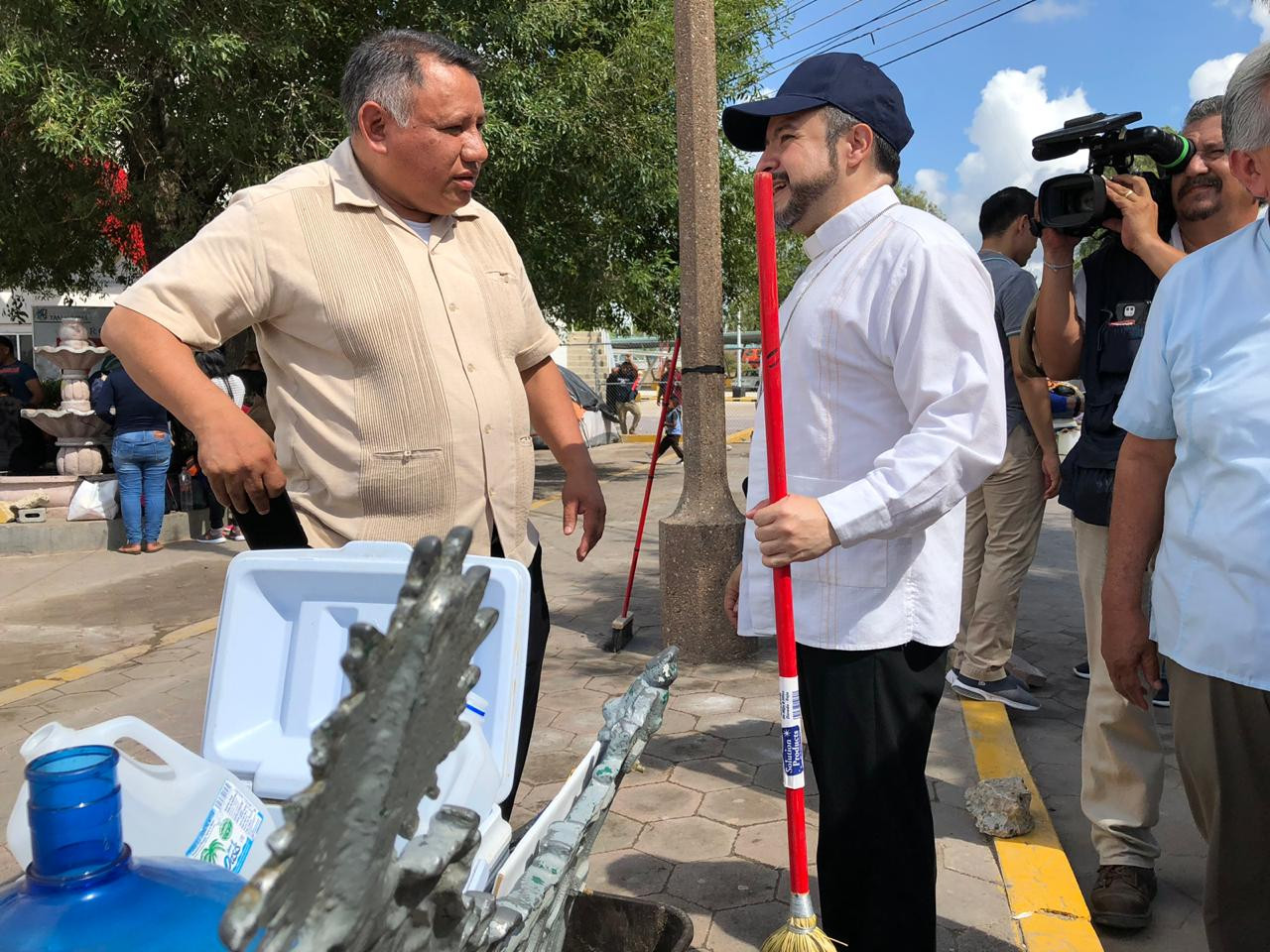 Encabeza Monseñor labor de limpieza en campamento de migrantes