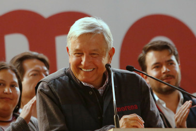 AMLO se registra como precandidato a la Presidencia del PES